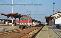362 006-9, Lokwechsel im Bf. Leopoldov/Leopoldstadt am Fernzug R 722 „Vt�čnik“ Prievidza/Priwitz – Bratislava hl. st./Pre�burg Hbf.; 20.10.2013. 