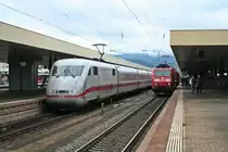 401 576-4 als ICE 278 von Interlaken Ost nach Berlin Ostbahnhof am Mittag des 15.09.13 beim Personalwechsel in Basel Bad. Bf.
Rechts ist anl�sslich des Bahnhofsfestes 185 142-7 zu sehen, die mit vielen anderen Fahrzeugen auf der Feier gezeit wurden.