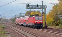 143 832 bespannte am 20.10.13 einen RE von Halle(S) nach Leipzig. Hier passiert der RE den Haltepunkt Dieskau. Wegen der Probefahrten im Citytunnel Leipzig wurden die RE nicht wie �blich mit silbernen Talenten sondern wieder mit der BR 143 gefahren.