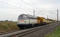 227 007 der Strabag f�hrte am 20.10.13 einen Kran durch Braschwitz Richtung Halle(S).