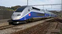 TGV Duplex 4718 in seiner ganzen Sch�nheit. Gut, dass der TGV nicht mit H�chstgeschwindigkeit durch den Bahnhof rauscht, aber eine 3000stel Sekunde sollte man schon w�hlen, um ihn scharf abzubilden. Gelterkinden-Baselbiet am 22.10.2013. 