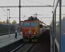 363 084 steht hier am 18.10.13 in Rokycany. Foto machte ich aus dem Zug.