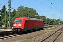 101 098-2 am 12.07.2013 beim rangieren von Gleis 2 auf 1 des Freiburger Hbf, da der EC 8 mit Zuglok 101 119-6 eine  Kurzschluss hatte und nicht mehr aus eigener Kraft weiter fahren konnte. Daher kam die 101 098-2 aus Karlsruhe, um den Zug bis Hamburg-Altona zu schleppen.