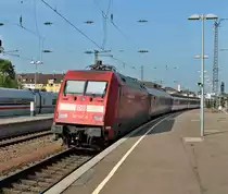 Am 27.09.2013 wurde die Graffiti Beschmierte 101 137-8 zusammen mit dem RZD-Schalfwagen aus dem CNL 473  Aurora  am Zugschluss vom EC 6, mit Zuglok 120 109-4, �berf�hrt. W�hrend der Russische Schalfwagen nur bis Hannover mitfuhr, wurde die 101er bis Hamburg mit geschleppt. Hier ist die ungew�hnliche Fuhre bei der Durchfahrt in Offenburg gen Baden-Baden.