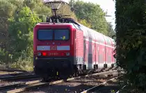 Aufgewirbelt durch den Zug wurden zwei Ahornbl�tter, die sich auch gleich in Szene setzten.
143 910 hat mit RE 12012 Koblenz - Saarbr�cken gerade den Bahnhof Dillingen/Saar mit + 8 Minuten verlassen.

22.10.2013 - KBS 685 - Bahnstrecke 3230 Saarbr�cken - Karthaus