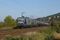 RBH 102 (143 049) + RBH 113 (143 059) mit einem Kesselwagenzug am 28.09.2013 bei Th�ngersheim.