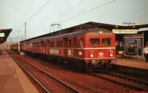 Eine 465-Dreifach-Garnitur mit 465 016-4 an der Spitze f�hrt im Mai 1978 in Stuttgart-Bad Cannstadt ein. Die Triebwagen waren ab 1933 f�r den Stuttgarter Vorortverkehr beschafft worden. Wenige Monate nach dieser Aufnahme, im September 1978, wurden die letzten 465 ausgemustert. Wie man am Werbeplakat sieht, stellten damals Telefunken-Farbfernseher das technische Non-Plus-Ultra dar (und bei drei Fernsehprogrammen war  Bonanza  ein Highlight).