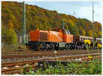 Die Northrail 275 020-6 eine Vossloh  G 1206 mit Seitenkippwagen der GBM Wiebe am 22.10.2013 beim Bahnhof Dillenburg, vermietet ist sie zurzeit an die HGB (Hessische G�terbahn GmbH, Buseck).

Die Aufnahme wurde vom Bahnsteig gemacht.

Die Lok wurde 2012 von Vossloh unter der Fabriknummer 5001989 gebaut. Sie tr�gt die NVR-Nummer 92 80 1275 020-6 D-NTS und die EBA-Nummer EBA 05F18K 019.

Technische Daten:
Antriebart:  dieselhydraulisch
Achsfolge: B'B' 
Motor: 4-Takt-12-Zylinder-Dieselmator CAT 3512 B DITA-SC 
Motorleistung: 1.500 kW bei 1.800 U/min
H�chstgeschwindigkeit: 100 km/h
Eigengewicht: 88 t
L�nge �ber Puffer: 14.700 mm
Tankvolumen: 3.500 l
Kleinster befahrbarer Radius: 60 m