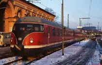 Ein 613 steht im Februar 1985 abfahrbereit im Bahnhof Kreiensen. Die zwischen 1952 und 1954 gebauten Triebwagen bef�rderten in ihrer Glanzzeit sogar TEE-Z�ge, ihr Gnadenbrot verdienten sie sich im Nahverkehr in Niedersachsen. Noch 1985 wurden die letzten Vertreter dieser Baureihe ausgemustert.