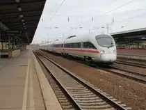ICE-T-Triebzug 1184  Kaiserslautern  (411 084-7) am 23. Oktober 2013 bei der Durchfahrt durch den Bahnhof  Berlin Flughafen Sch�nefeld.