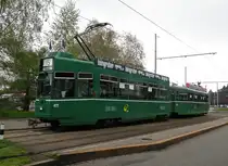 Be 4/4 477 und der B 1470 S auf der Linie 15 an der Endstation auf dem Bruderholz. Die Aufnahme stammt vom 02.05.2013.