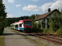 Der VT 65 und der VT 27 bei einer �berf�hrungsfahrt nach Zwiesel am 17.08.2013 bei Durchfahrt in Teisnach.