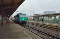 Im Regen ist die Rail for Chem 185-CL 006 hier bei der Druchfahrt in Neuwied zu sehen. 14.9.2013