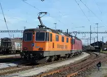 SBB CARGO: Drei Lokgenerationen warten am 26. Oktober 2013 im Hauptbahnhof  an der Sonne  auf ihren n�chsten Einsatz. Re 4/4 11320 noch mit dem Interregio Cargo-Anstrich und Re 6/6 als Re 10/10. 
Foto: Walter Ruetsch