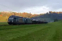 BLS: BLS-Doppeltraktion bestehend aus den Re 465008-0 und Re 465018-0 mit einem der seltenen Leimz�ge, (leider schon in der Morgenfr�he bei sehr schlechter Witterung) vor dem Endbahnhof Menznau unterwegs am 21. Oktober 2013. Versuchsweise wurden 13 anstatt 10 Wagen bef�rdert. Auf der Strecke Langenthal-Menznau wird normalerweise der G�terverkehr durch SBB-CARGO ausgef�hrt.
Foto: Walter Ruetsch  