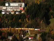470 501  Sisi  von GySEV mit einem G�terzug bei Bahnhof Breitenstein in Richtung Wiener Neustadt. 22.10.2013.