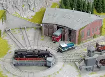 Schickes Bahnbetriebswerk mit Drehscheibe vom neuen Gleichstrom-H0-Anlagenbereich der Holle-Modellbahn in Hessisch-Lichtenau (27.10.2013).