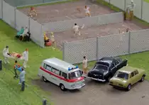 Sport ist ja bekanntlich Mord, einen Spieler vom benachbarten Fu�ballfeld hat es schon erwischt (Szene der Holle-Modellbahn in Hessisch-Lichtenau, 27.10.2013).