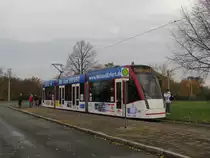 EVAG 714 bei der Pr�sentation der neuen Werbung am 25.10.2013 an der Wendeschleife Pappelstieg. Die Facebook-Gemeinschaft  Wir sind Erfurt  hat diese erste  Erfurter Fan Stra�enbahn  zusammen mit vielen kleinen Sponsoren realisiert.