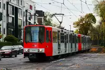 2115 nach entfernen der Ganzreklame  IKEA  wieder im aktuellen KVB-Farbschema auf der Kreuzung Aachener Str./G�rtel am 26.10.2013.