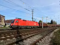 1116 175 erreicht, aus Richtung Wels kommend, mit einem Rundholzzug den Knotenpunkt Attnang-Puchheim; 131024