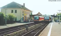 Am 30.8.05 begegneten sich 928 449 nach Lauterbach und 628 438 nach Gie�en im Bahnhof Gr�nberg.
