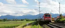 Die M�nchner 111 038 mit einer Regionalbahn am Nachmittag des 25.06.2012 auf dem Weg nach M�nchen, photographiert bei Happing s�dlich von Rosenheim an der Strecke nach Kufstein