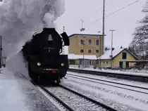 41 1150 des Bayerischen Eisenbahnmuseums auf der Fahrt als von N�rdlingen kommender Sonderzug ,,Christkindl-Express'' nach Salzburg, Durchfahrt Bahnhof Osterm�nchen an der Strecke M�nchen-Rosenheim am 08.12.2012