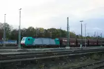 Die Cobra 2811 f�hrt mit einem langen Kalkzug Yves-Gomez�e(B) nach Millingen und f�hrt als Umleiter �ber K�ln bei der Abfahrt aus Aachen-West und f�hrt in Richtung Aachen-Hbf,K�ln.
Aufgenommen an der Laderampe in Aacehn-West in der Abendd�mmerung am Abend vom 27.10.2013.