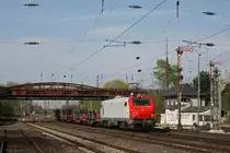 Akiem/TWE E37 530 am 24.4.13 mit einem Stahlzug in D�sseldorf-Rath.