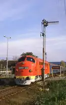 Das alte Signal aus Kaisers Zeiten und auch die NOHAB sind am Balaton l�ngst
Vergangenheit. Am 16.10.1987 fotografierte ich am Bahn�bergang am Haltepunkt
Czopak um 10.00 Uhr die Ausfahrt der M 61002 mit dem Personenzug nach Tapolca.