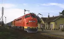 Das waren noch Zeiten, als die NOHAB Maschinen die Strecke am Balaton
beherrschten. Am 16.10.1987 f�hrt um 9.48 Uhr M 61001 mit M 40018 mit
einem Personenzug nach Szekesfehervar in Czopak ein.