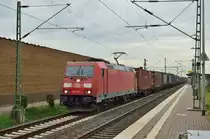 Allerheiligen den 25.10.2013.
Die 185 376-1 mit einem Kastelzug gen K�ln fahren auf der Kbs 495.