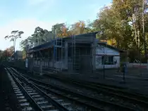 Statt Abri� wurde der Lokschuppen in G�hren neu gebaut.Wie sein Vorg�nger wird der Lokschuppen auch nur eingleisig.Aufgenommen am 26.Oktober 2013.