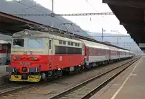 242 221-0 ČD mit Fernzug R 831 „Tekov“ Bratislava hl. st. – Bansk� Bystrica h�lt im Bf. Zvolen os. st./Altsohl Persbf.; 07.04.2012