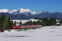 DB 111 043 fuhr am 13.10.13 mit der RB 59497 (M�nchen Hbf - Mittenwald) von der Schmalenseeh�he herunter ihrem Endbahnhof Mittenwald entgegen.