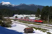 DB 111 031 war am 13.10.13 mit der RB 59513 (M�nchen Hbf - Mittenwald) auf den Buckelwiesen bei Klais unterwegs.