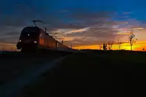 1016 042 f�hrt im Abendrot des 28.10.2013 durchs Tullnerfeld. 