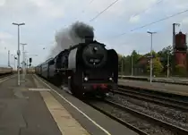 Zuf�lle gibt es immer wieder. Die BR 50 3501 durchf�hrt mit Volldampf am 17.10.2013 mit einem Sonderzug den Bahnhof Gro�korbetha, Richtung Naumburg/Saale.
Leider wei� ich nicht, wo der Sonderzug her kam bzw. wo er hingefahren ist. Sogar ein IC von Stralsund kommend musste anhalten und den Dampfzug vorbei lassen.