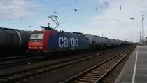 Auch die 482 034-6 der SBB Cargo f�hrt am 17.10.2013 mit einem Kesselzug in den Bahnhof Gro�korbetha ein. 