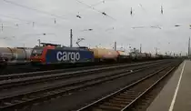 482 011-4 der SBB Cargo f�hrt am 17.10.2013 mit einem Kesselzug in den Bahnhof Gro�korbetha ein.