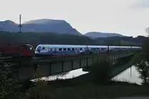 Der neue Ski-Austria Railjet der �BB f�hrt am 14.10.2013 von Bregenz kommend �ber die Innbr�cke bei Kirchbichl Richtung Kufstein, weiter nach Wien West. Am Ende des Zuges h�ngt die 1116 251-0.