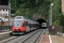 4024 093-9 mit S-Bahn 1 Telfs-Pfaffenhofen-W�rgl Hauptbahnhof auf Bahnhof Rattenberg-Kramsach am 29-7-2013.