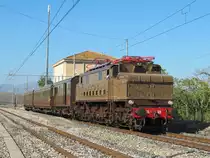 E626 428 am 26. Oktober 2013 mit historischem Zug f�r die DGEG zwischen Roccapalunga-Alia und Caltanissetta Xirbi.