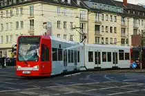 4008 wurde als achtem ehemaligen  Reissdorf K�lsch  Fahrzeug die Reklame entfernt. Er wurde anschlie�end in die aktuellen KVB-Farben um lackiert. Hier zu sehen auf der Kreuzung Aachener Str./G�rtel am 30.10.2013.