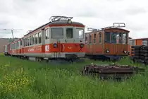 TPF/GFM: Der seit drei Jahren im Eisenbahnmuseum beheimatete TPF-Pendel mit dem Be 4/4 131 (1943) befindet sich seit dem 30. Oktober 2013 wieder im Freiburgerland. Der Verein GFM historique holte die beiden historisch sehr interessanten Fahrzeuge am 29/30. Oktober 2013 per Tieflader auf der Strasse nach Ch�tel-St-Denis, wo sie wieder fahrt�chtig gemacht werden. Die bereits historische Aufnahme ist am 11. Mai 2013 im Eisenbahnmuseum Kerzers/Kallnach entstanden.
Foto: Walter Ruetsch 