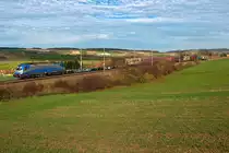 Adria Transport f�hrt mit einem Containerzug auf der alten Westbahntrasse in Richtung St. P�lten. Die Aufnahme entstand am 28.10.2013 kurz nach Neulengbach.