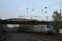 Akiem/HSL 37025 am 24.4.13 mit einem Drathrollenzug von Bremen Inlandshafen nach Neunkirchen Hbf in D�sseldorf-Rath.