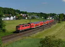 111 211 mit einem RE nach N�rnberg am 18.05.2013 bei Ergoldsbach.