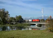 1016 039 mit einem G�terzug am 24.10.2013 auf der Isarbr�cke bei Plattling.
